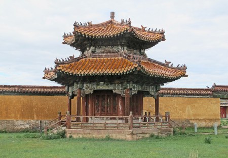 MONGOLIA 467 (EL MONASTERIO DE AMARBAYASGALANT) ESTA RODEADO POR UNA DOBLE MURALLA LA SEGUNDA DE COLOR AMARILLO ABARCA UNA DOCENA DE TEMPLOS Y LA TUMBA DE ZANABAZA