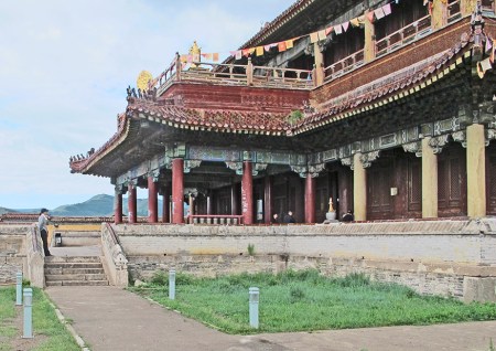 MONGOLIA 469 (EL MONASTERIO DE AMARBAYASGALANT) ...TIENE SOLUCIONES DE INGENIERÍA MUY ORIGINALES, UNA DE ELLAS ES LA EVACUACION DEL AGUA DEL TECHO POR EL INTERIOR DE CUATRO COLUMNAS QUE LA LLEVAN LEJOS DEL TEMPLO