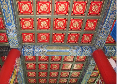 MONGOLIA 472 (EL MONASTERIO DE AMARBAYASGALANT) EL TECHO ES SUNTUOSO, CON LA FIGURA DEL DRAGON REPETITIVA