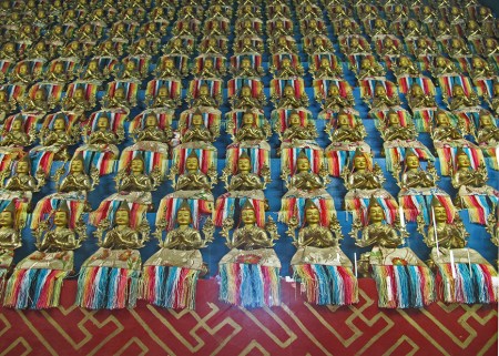 MONGOLIA 474 (EL MONASTERIO DE AMARBAYASGALANT) LOS FIELES GUARDAN LAS CENIZAS DE SUS DIFUNTOS EN ESTOS PEQUEÑOS BUDAS, QUE DEPOSITAN EN EL TEMPLO