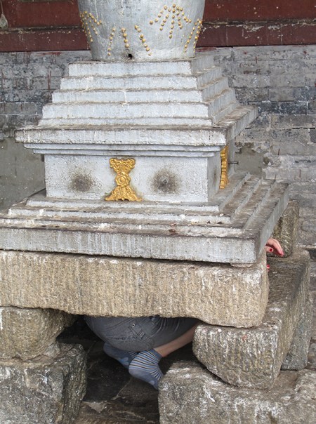 MONGOLIA 478 (EL MONASTERIO DE AMARBAYASGALANT) LAS JOVENES SE INTRODUCEN POR UNO DE SUS LATERALES