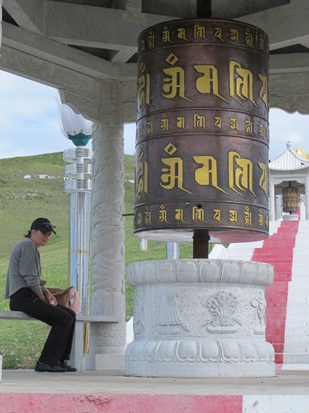 MONGOLIA 503 (EL MONASTERIO DE AMARBAYASGALANT) PAUSA EN UN GRAN MOLINO DE ORACIONES