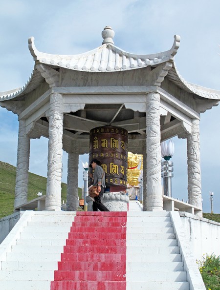 MONGOLIA 504 (EL MONASTERIO DE AMARBAYASGALANT) MAS ARRIBA GIRANDO UN MOLINO DE ORACIONES