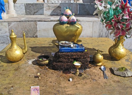 MONGOLIA 507 (EL MONASTERIO DE AMARBAYASGALANT) OFRENDAS A BUDA, ESCREMENTOS SECOS, GALLETAS, LECHE, Y DINERO