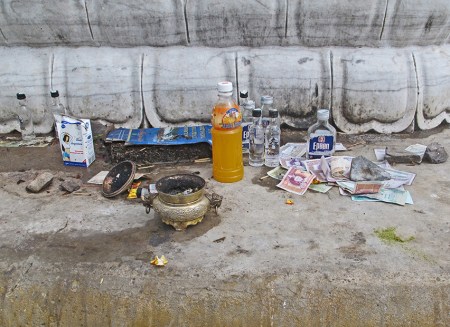 MONGOLIA 513 (EL MONASTERIO DE AMARBAYASGALANT) OFRENDAS A LOS BUDAS, LA GENTE NO LAS TOCA AUNQUE SEAN POBRES