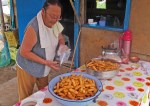 MONGOLIA 514 (EL MONASTERIO DE AMARBAYASGALANT) ALREDEDOR DEL MONASTERIO, UNA SIMPATICA VENDEDORA DE UN ESPECIE DE BUÑUELOS