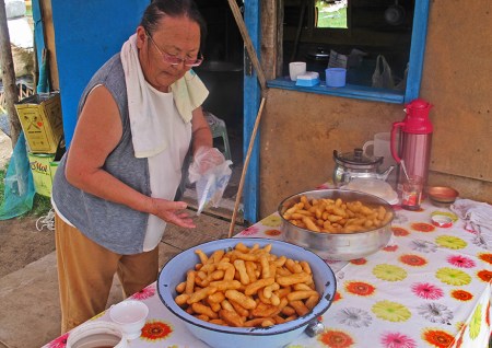 MONGOLIA 514 (EL MONASTERIO DE AMARBAYASGALANT) ALREDEDOR DEL MONASTERIO, UNA SIMPATICA VENDEDORA DE UN ESPECIE DE BUÑUELOS