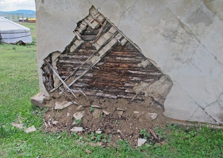 MONGOLIA 515 (EL MONASTERIO DE AMARBAYASGALANT) CURIOSO SISTEMA CONSTRUCCION FIJA, 1° ARMAZON DE MADERA, 2°ESPECIE DE ADOBE CRUZADO, 3° CAPA DE CEMENTO