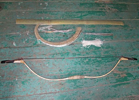 MONGOLIA 535 (LA POBLACION DE LOS ARCOS, DULAANKHAAN) EL ARCO COMPUESTO FORMA PARTE DE LA TRADICION DE MONGOLIA. SU NUCLEO ES DE BAMBU, CON CUERNO DE IBICE EN LA CARA INTERIOR Y TENDON DE CABALLO, TODO ELLO UNIDO CON COLA ANIMAL