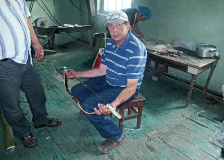 MONGOLIA 539 (LA POBLACION DE LOS ARCOS, DULAANKHAAN) EL MONTAJE DE LA CUERDA DEL ARCO NO ES TAN FACIL DE HACER.