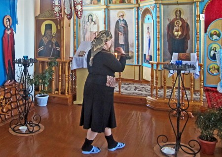 SIBERIA 2°, 10 (REPUBLICA DE BURIATIA) IGLESIA EN MADERA DE SAN VLADIMIR DE KIEV, LA MUJER DE POPE (SACERDOTE ORTODOXO) NORMALMENTE SE ENCARGA DEL MANTENIMIENTO DE LA IGLESIA