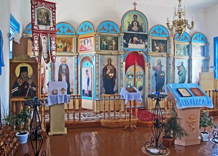 SIBERIA 2°, 11 (REPUBLICA DE BURIATIA) IGLESIA EN MADERA DE SAN VLADIMIR DE KIEV, EL INTERIOR, CON LA IMAGEN DE SAN VLADIMIR A LA IZQUIERDA