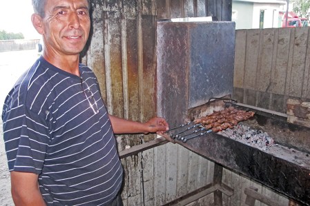 SIBERIA 2°, 110 (P0R EL OBLAST DE IRKUTST) ACAMPAMOS EN UN SITIO EN DONDE ESTE CHEF UZBECO HACE UNOS PINCHITOS MEMORABLES