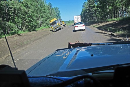 SIBERIA 2°, 116 (P0R EL KRAI DE KRASNOYARSK) MEMOS VISTO ALGUNOS ACCIDENTES, LAS PISTAS SON VERDADERAS PISTAS DE PATINAJE...