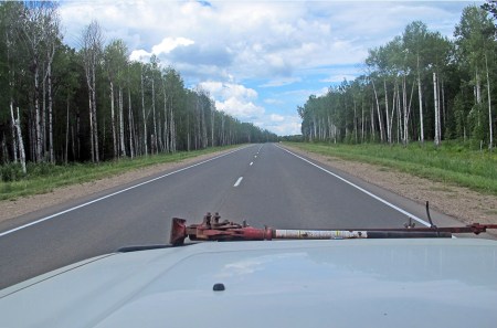 SIBERIA 2°, 126 (P0R EL KRAI DE KRASNOYARSK) UN VERDADERO ESPEJISMO, EL MEJOR TROZO DE CARRETERA QUE HEMOS VISTO EN SIBERIA