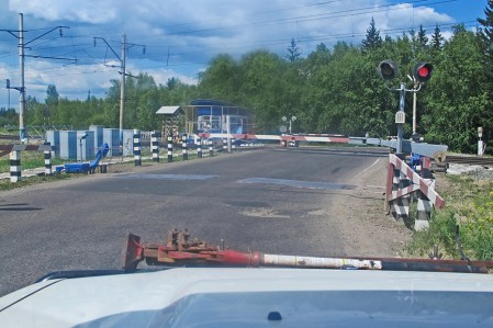 SIBERIA 2°, 127 (P0R EL KRAI DE KRASNOYARSK) UN PASO A NIVEL COMO EN EUROPA…