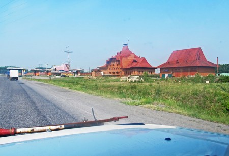 SIBERIA 2°, 135 (P0R EL KRAI DE KRASNOYARSK) PASANDO LA CIUDAD ACHINSK, TIENE UNA POBLACION DE UNOS 16.00 HABITANTES, LA CASA ROJA ES UNO DE ESOS ENJENDROS ARQUITECTONICOS RUSOS