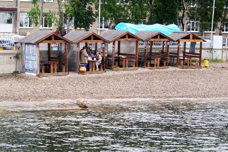 SIBERIA 2°, 50 (LAGO BAIKAL) LISTVYANKA, POSEE UN CLIMA SUBARTICO, LAS TEMPERATURAS MEDIAS EN VERANO LOS 18 °C. Y LAS DE INVIERNO -20C.
