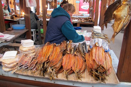 SIBERIA 2°, 52 (LAGO BAIKAL) LISTVYANKA, EL MEJOR PEZ POSIBLEMENTE SEA EL OMUL (COREGONUS AUTUMNALIS MIGRATORIUS) SE COME AHUMADO