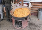 SIBERIA 2°, 53 (LAGO BAIKAL) LISTVYANKA, UN PLATO CALLEJERO QUE SE PARECE A LA PAELLA
