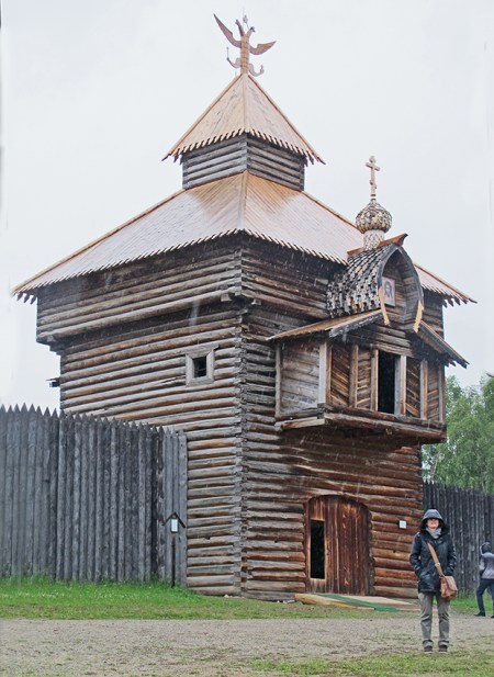 SIBERIA 2°, 81 (P0BLADO DE TALTSY) TORRE SPASSKAYA CONSTRUIDA EN 1667 POR NIKITA LAZAREV . EL AGUILA BICEFALA RUSA CULMINA SU PARTE SUPERIOR