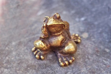 SIBERIA 2°, 162 (TOMKS) EL MONUMENTO MAS PEQUEÑO DEL MUNDO, MIDE CUATRO CENTIMETROS Y REPRESENTA LA RANA VIAJERA, CUENTO DEL ESCRITOR VSEVOLOD GARSHIN 1855-1888