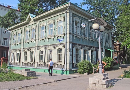 SIBERIA 2°, 165 (TOMKS - CASA DE MADERA) SE HAN CONSERVADO CALLES E INCLUSO BARRIOS ENTEROS DONDE TODAS LAS CASAS SON DE MADERA