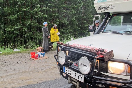 SIBERIA 2°, 199 (DE TOMKS A OMSK) VENDEDORES DE PRODUCTOS DEL BOSQUE AL LADO DE LA RUTA