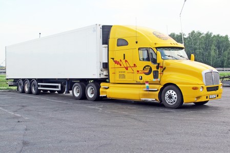 SIBERIA 2°, 205 (DE TOMKS A OMSK) SE VEN ALGUNOS CAMIONES RUSOS COPIADOS A LOS TRUCKS AMERICANOS