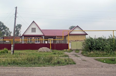 SIBERIA 2°, 213 (DE OMSK A EKATERINBURG) EL IMPRESIONANTE SUMINISTRO EXTERNO DE GAS QUE HEMOS VISTO POR ALGUNAS POBLACIONES SIBERIANAS