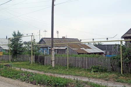 SIBERIA 2°, 216 (DE OMSK A EKATERINBURG) PROTEJEN LOS CODUCTOS DE GAS DE LA CAIDA DE LOS CABLES ELECTRICOS DE ALTA TENSION CON UN CURIOSO SITEMA DE DE ISOLACION