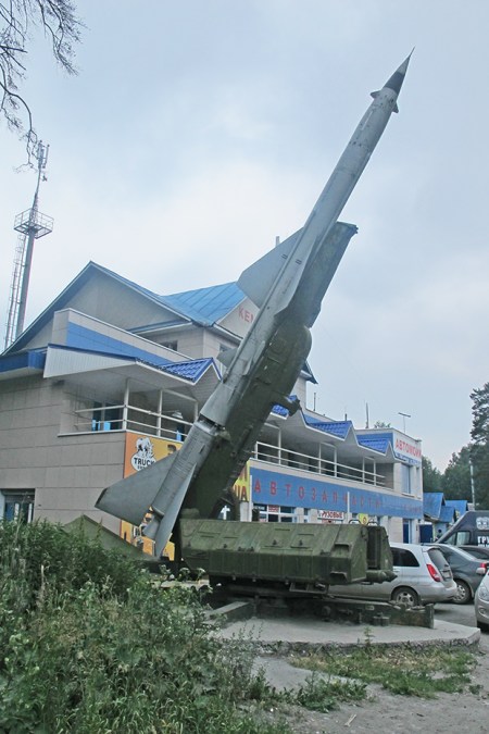 SIBERIA 2°, 227 (DE OMSK A EKATERINBURG) ACERCANDONOS A LA CIUDAD HEMOS VISTO GASOLINERAS QUE USAN MISILES AUTENTICOS Y AVIONES DE COMBATE COMO DECORACION, NOS CREEMOS EN ARGENTINA
