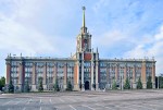 SIBERIA 2°, 230 (EKATERINBURG) SITUADA EN LA PARTE CENTRAL DE EURASIA, A 1.667 KM AL ESTE DE MOSCU. FOTO DEL IMPRESIONANTE EDIFICIO DEL PARLAMENTO