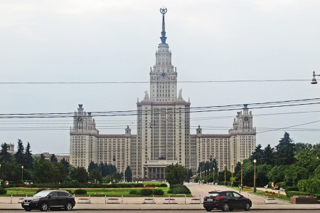 RUSIA 2ª ENTRADA 15 (MOSCU) LA UNIVERSIDAD DE MOSCU, FUNDADA EN 1755 POR MIJAIL LOMONOSOV. TIENE 4.000 PROFESORES, 31.000 ESTUDIANTES