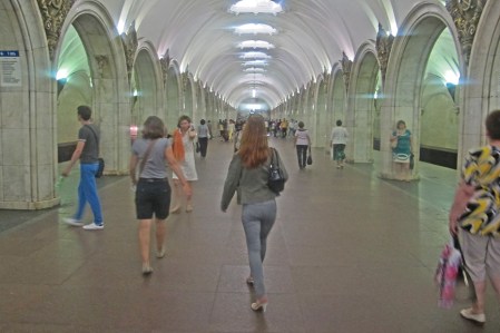 RUSIA 2° ENTRADA 18 (MOSCU) EL METRO DE MOSCU LLAMADO EL PALACIO BAJO TIERRA FUE INAUGURADO EN 1935, ES EL MAYOR DEL MUNDO EN DENSIDAD DENSIDAD DE PASAJEROS