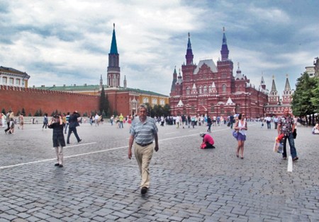 RUSIA 2° ENTRADA 22 (MOSCU) LA PLAZA ROJA - SE ENCUENTRA EN EL CENTRO DE MOSCU, CERCA DEL FAMOSO CONJUNTO DEL KREMLIN LAS GALERIAS GUM LA TUMBA DE LENIN Y LA CATEDRAL DE SAN BASILIO