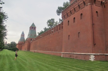 RUSIA 2° ENTRADA 36 (MOSCU) EL KREMLIN - LA MURALLA ES DE 5 A 19 M., DE ALTRURA UN ESPESOR DE DE 3,5 A 6,5 M. UN PARIMETRO DE 2.235 M. Y TIENE 22 TORRES