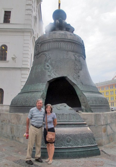 RUSIA 2° ENTRADA 41 (MOSCU) EL KREMLIN - CAMPANA ENCARGADA POR LA EMPERATRIZ ANA DE RUSIA PESA 216 TONELADAS, TIENE 6,14 M. DE ALTA Y UN DIÁMETRO DE 6,6 M. ES LA MAS GRANDE DEL MUNDO