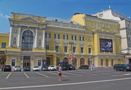 RUSIA 2° ENTRADA 44 (MOSCU) LA PLAZA TEATRALNAYA ES UNA DE LAS PRINCIPALES PLAZAS DE MOSCU. EN ELLA SE ENCUENTRAN LOS TEATROS, EL BOLSHOI, EL MALI Y EL TEATRO JUVENIL RUSO