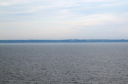 EL BALTICO 10 ( DE LETONIA A ALEMANIA) NAVEGANDO. AL FONDO LA COSTA DE SUECIA