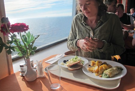 EL BALTICO 12 ( DE LETONIA A ALEMANIA) NAVEGANDO. EN ESTA TRAVESIA SOLO SE HACE COMER