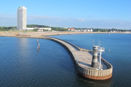 EL BALTICO 16 ( DE LETONIA A ALEMANIA) TRAVENMÜDE. ENTRADA A LA VOCANA DEL RIO TRAVE, AL FONDO EL GRAN HOTEL MARITIMO