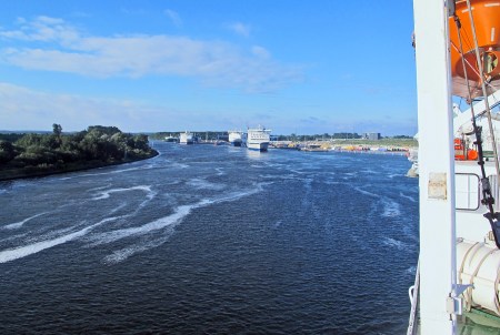 EL BALTICO 19 ( DE LETONIA A ALEMANIA) NAVEGANDO POR EL RIO TRAVE ANTES DE LLEGAR AL PUERTO DE TRAVEMÜNDE
