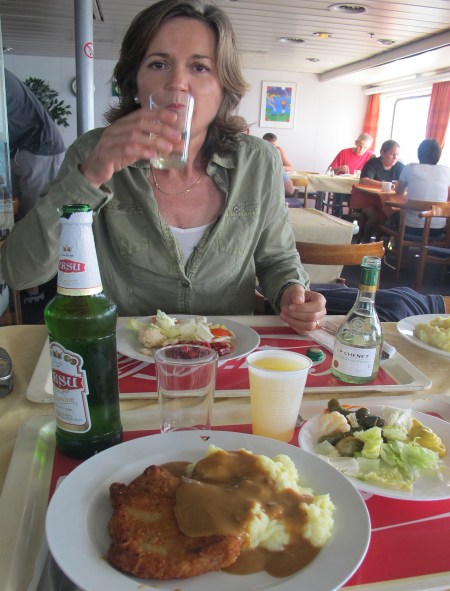 EL BALTICO 5 ( DE LETONIA A ALEMANIA) NAVEGANDO. LA COMIDA ES MUY ALEMANA, LEJOS DE LA NOUVELLE CUISINE