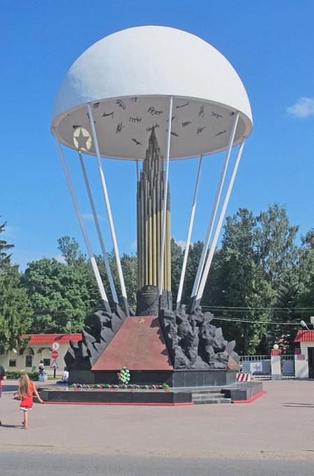 ESTONIA 2 (HACIA LA FRONTERA) EXTRAÑO MONUMENTO A LOS CAIDOS RUSOS