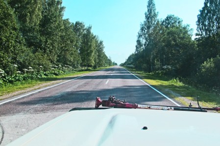 ESTONIA 4 (HACIA LA FRONTERA) FRENTE A NOSOTROS VISLUMBRAMOS LA FRONTERA