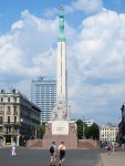 LETONIA 19 (RIGA) EL MONUMENTO A LA LIBERTAD CONSTRUIDO EN HONOR A LOS SOLDADOS QUE MURIERON EN LA GUERRA DE INDEPENDENCIA, INAUGURADO EN 1935, DE 42 M DE ALTURA, ESTA HECHO DE GRANITO, TRAVERTINO Y COBRE