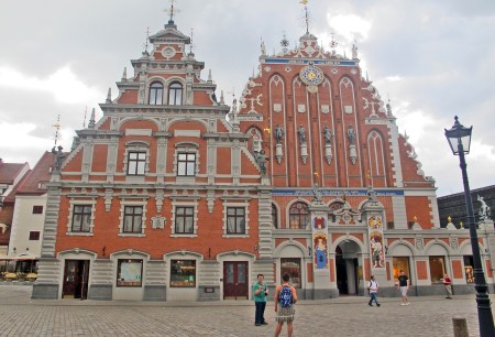 LETONIA 24 (RIGA) ...CASA DE LOS CABEZAS NEGRAS, CONSTRUIDA EN 1334, DE ESTILO GOTICO TARDIO DEL BALTICO