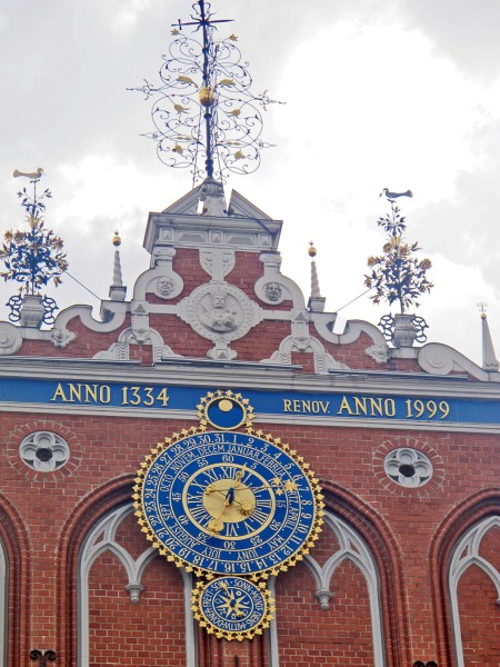 LETONIA 25 (RIGA)...HAY LEGENDA DIRIGIDA A LOS LETONES QUE DICE «SI ALGUN DIA ME DESPLOMO, CONSTRUIDME DE NUEVO»