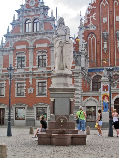 LETONIA 28 (RIGA) LA CASA DE LAS CABEZAS, NEGRAS DETALLE 2